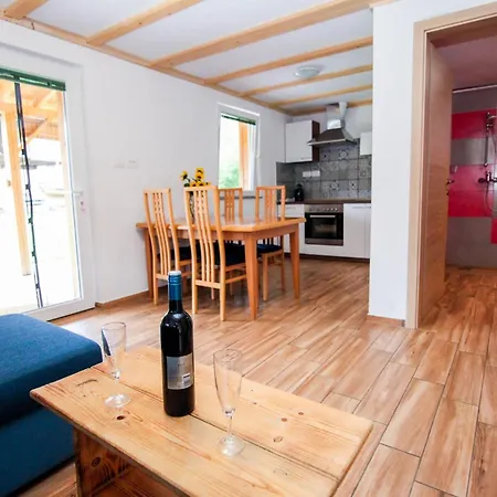 Apartmaji Pri Kozmavo - Little House
